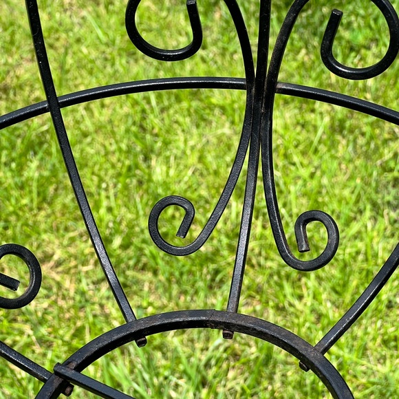 Vintage black heavy metal hanging basket outdoors - Picture 4 of 9